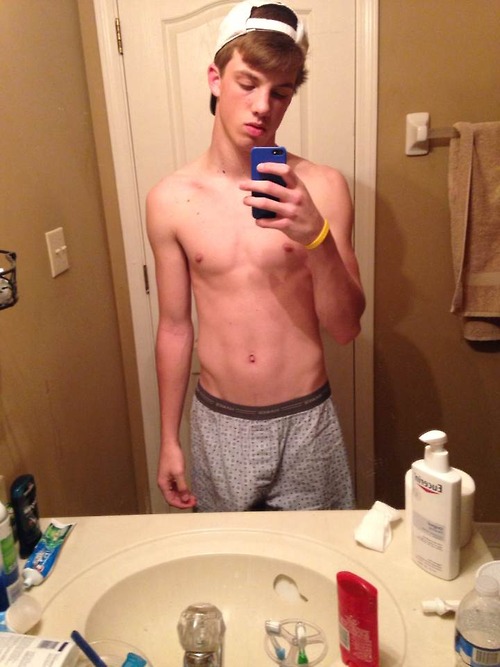 Nude Teen Boy Selfies with 18 year old Samuel...